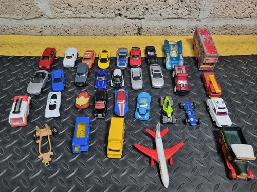 Lot diecast vehicles - of,